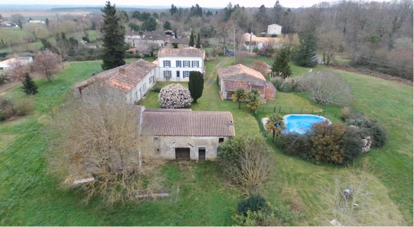 Dpt Charente Maritime (17), à vendre proche de SAINT SAVINIEN maison P8 de 290 m² - Terrain de 14 750,00 m² 