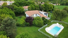 Maison à vendre 10 pièces TONNAY BOUTONNE Centre ville.