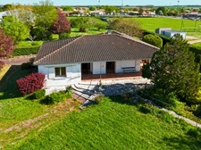 Maison à vendre 10 pièces TONNAY BOUTONNE (17)-320 m² habitables-garage- jardin 5 500 m².