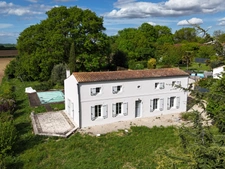 Maison à vendre 6 pièces proche de SURGERES (17)- 152 m² habitables - garage - jardin - piscine
