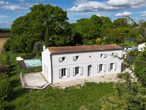 Maison à vendre 6 pièces proche de SURGERES (17)- 152 m² habitables - garage - jardin - piscine