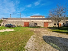 Propriete à vendre 7 pièces- 227 m² habitables - proche de SAINT JEAN D'ANGELY(17) 2 100 m² de terrain.