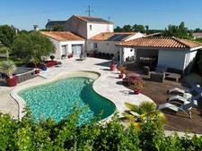 Maison à vendre 6 pièces proche de TONNAY BOUTONNE (17)- 183 m² habitables-Jardin- Piscine