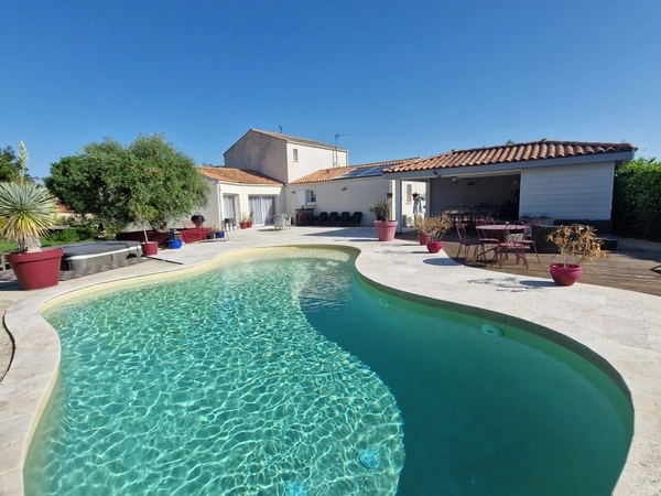 Maison à vendre 6 pièces proche de TONNAY BOUTONNE (17)- 183 m² habitables-Jardin- Piscine