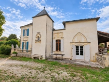 Propriete à vendre 8 pièces proche de SURGERES (17) 245 m² habitables - terrain 5 000 m² - Grandes dépendances