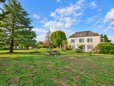 Propriete à vendre 8 pièces proche de SURGERES (17) 245 m² habitables - terrain 5 000 m² - Grandes dépendances