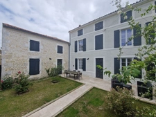 Maison à vendre 6 pièces SURGERES (17) 178 m² habitables- garage 64 m²- jardin.