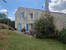 Maison à vendre 7 pièces proche de TONNAY BOUTONNE (17)- 198 m² habitables - jardin - piscine - garage