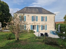 Propriete à vendre 8 pièces proche de SURGERES (17) 245 m² habitables - terrain 5 000 m² - Grandes dépendances