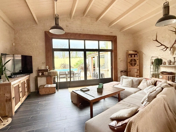 Maison charentaise de plain-pied avec piscine 154 m² Proximité La Rochelle (17)