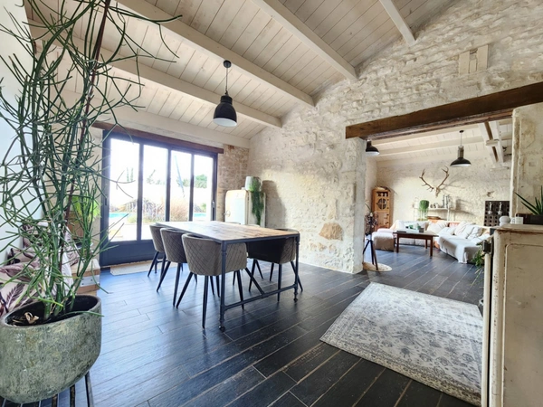 Maison charentaise de plain-pied avec piscine 154 m² Proximité La Rochelle (17)