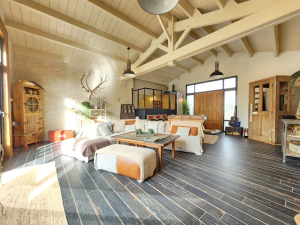 Maison charentaise de plain-pied avec piscine 154 m² Proximité La Rochelle (17)