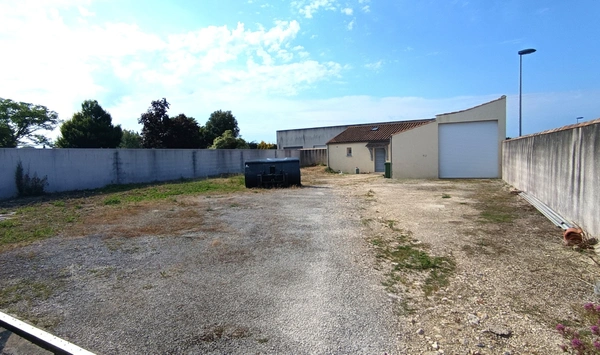 A louer Entrepot et Bureaux 90m2 zone d'activité de NIEUL SUR MER, Dpt Charente Maritime (17)