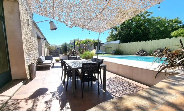 Maison charentaise de plain-pied avec piscine 154 m² Proximité La Rochelle (17)