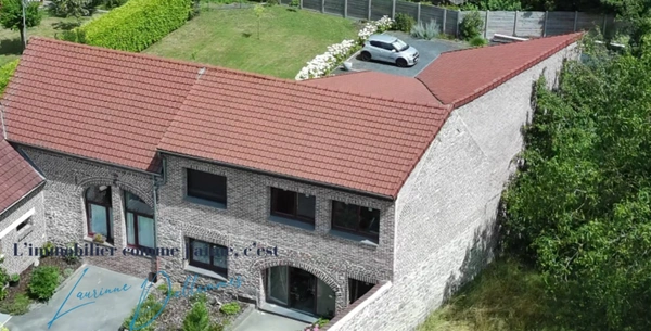 Opportunité : Magnifique Grange Transformée en 4 Gîtes (possibilité 5) avec Hangar, places de stationnement privatifs et terrain constructible