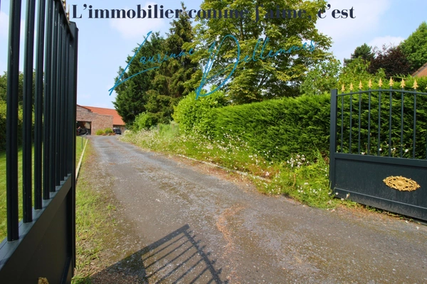 Opportunité : Magnifique Grange Transformée en 4 Gîtes (possibilité 5) avec Hangar, places de stationnement privatifs et terrain constructible