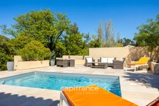 Marseille 11ème La Valentine/St Menet, Maison de 300m2 sur un Terrain de 2700m2 avec deux piscines, dépendances et garages.