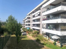  T3 traversant avec terrasse 70m² — Quartier résidentiel Les Caillols — Résidence contemporaine 2014 — Proche Tram T1 et accès A50/L2 — Vue dégagée sans vis-à-vis — Excellent état