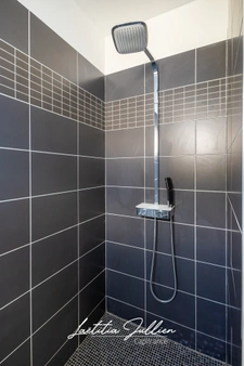 Eoures (13011) – Maison d’architecte contemporaine T4 de 114 m² – Piscine chauffée – Terrain clos 400 m² – Vue dégagée – Prestations haut de gamme