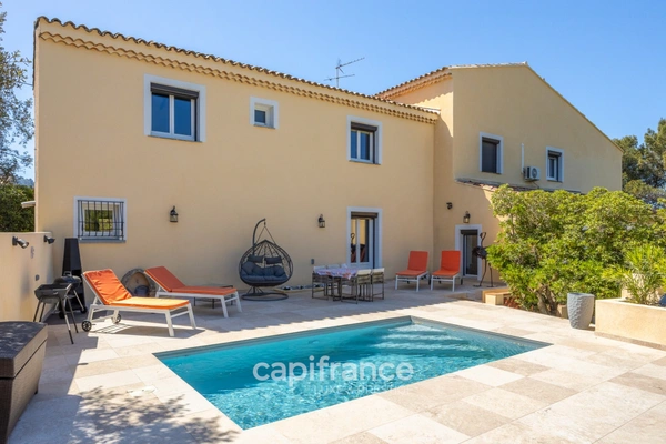 Marseille 11ème La Valentine/St Menet, Maison de 300m2 sur un Terrain de 2700m2 avec deux piscines, dépendances et garages.