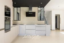 Eoures (13011) – Maison d’architecte contemporaine T4 de 114 m² – Piscine chauffée – Terrain clos 400 m² – Vue dégagée – Prestations haut de gamme