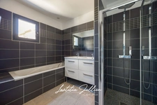 Eoures (13011) – Contemporary architect-designed 4-bedroom house of 114 m² – Heated swimming pool – Enclosed 400 m² plot – Unobstructed view – High-end amenities