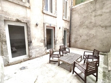 À louer meublé – Marseille 1er – Studio de 51 m² avec cour privative de 25 m²