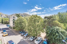 En exclusivité par Laëtitia JULLIEN – Marseille 10ème – Les Collines – T4 traversant de 83,83 m² avec balcon et loggia au pied du Parc des Bruyères