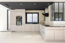 Eoures (13011) – Contemporary architect-designed 4-bedroom house of 114 m² – Heated swimming pool – Enclosed 400 m² plot – Unobstructed view – High-end amenities
