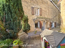 Coup de coeur, en Exclusivité maison de village T3 d'environ 88m2 sur une parcelle de  963m2 + 110m2 de garage + 100m2 combles 