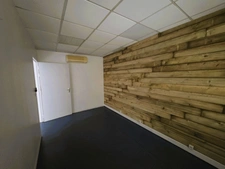 A LOUER à DOLUS D'OLERON en emplacement N°1+, Locaux d'activité de 155m² avec 3 bureaux, 1 salle de réunion, etc...