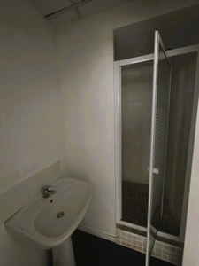 A LOUER à DOLUS D'OLERON en emplacement N°1+, Locaux d'activité de 155m² avec 3 bureaux, 1 salle de réunion, etc...