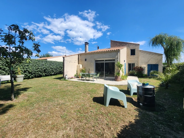 Maison individuelle coup de cœur 5 pièces 114m² – Terrain clos & terrasse + Garage – 2.5 km de la plage