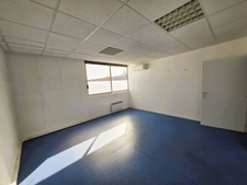 A LOUER à DOLUS D'OLERON en emplacement N°1+, Locaux d'activité de 155m² avec 3 bureaux, 1 salle de réunion, etc...