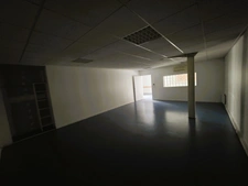 A LOUER à DOLUS D'OLERON en emplacement N°1+, Locaux d'activité de 155m² avec 3 bureaux, 1 salle de réunion, etc...