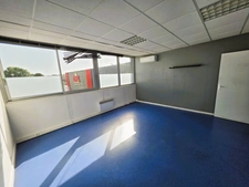 A LOUER à DOLUS D'OLERON en emplacement N°1+, Locaux d'activité de 155m² avec 3 bureaux, 1 salle de réunion, etc...