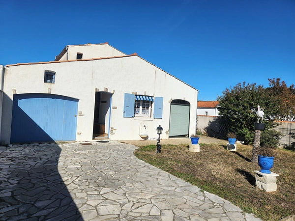 Dpt Charente Maritime (17), Ile d'Oléron,  Maison à vendre 5 pièces, 100 m²habitables, terrain 500 m², LA BREE LES BAINS (17)