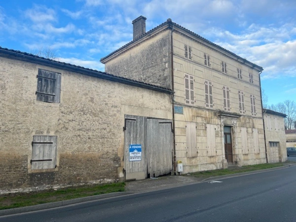 Maison de Maître à rénover environ 300m² avec garages, jardin, puits, dépendances, cours d'eau