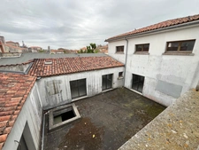 Immeuble à achever centre ville SAINT JEAN D'ANGELY (17)