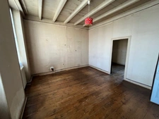 Maison de Maître à rénover environ 300m² avec garages, jardin, puits, dépendances, cours d'eau