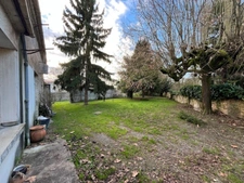 Maison de Maître à rénover environ 300m² avec garages, jardin, puits, dépendances, cours d'eau