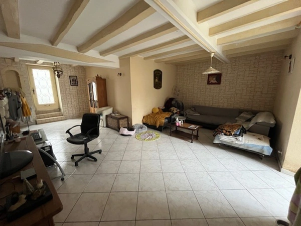 Maison centre-ville st jean d'Angély, 250m², très grandes dépendances, garage parking