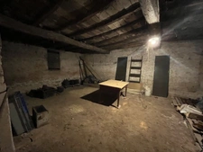 Maison de Maître à rénover environ 300m² avec garages, jardin, puits, dépendances, cours d'eau