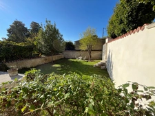 Maison au centre-ville de SAINT JEAN D'ANGELY (17) avec jardin clos de murs 