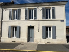 Maison au centre-ville de SAINT JEAN D'ANGELY (17) avec jardin clos de murs 