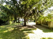 Maison de Maître à rénover environ 300m² avec garages, jardin, puits, dépendances, cours d'eau