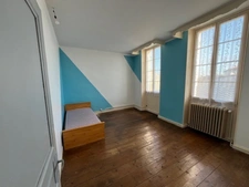 Maison de Maître à rénover environ 300m² avec garages, jardin, puits, dépendances, cours d'eau