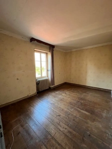 Maison de Maître à rénover environ 300m² avec garages, jardin, puits, dépendances, cours d'eau
