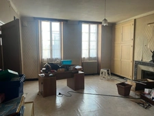 Maison de Maître à rénover environ 300m² avec garages, jardin, puits, dépendances, cours d'eau