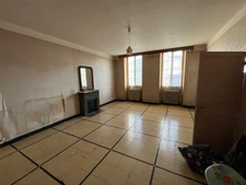 Maison de Maître à rénover environ 300m² avec garages, jardin, puits, dépendances, cours d'eau